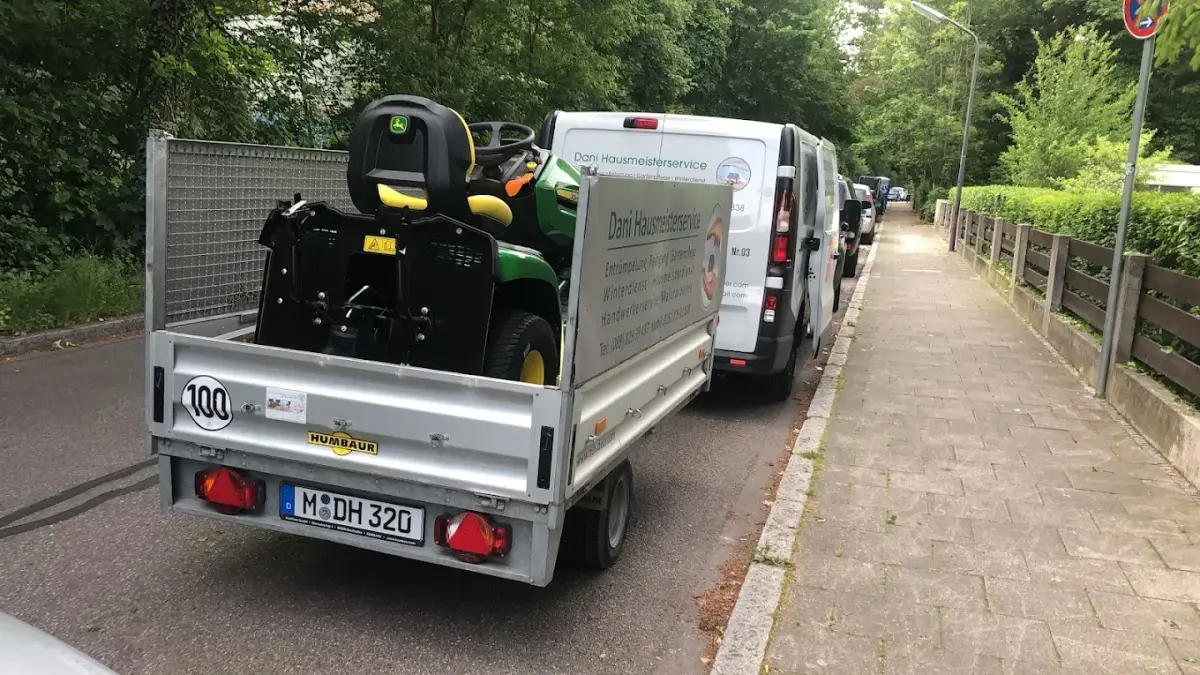 Transporter mit Anhänger und Aufsitzmäher im Einsatz