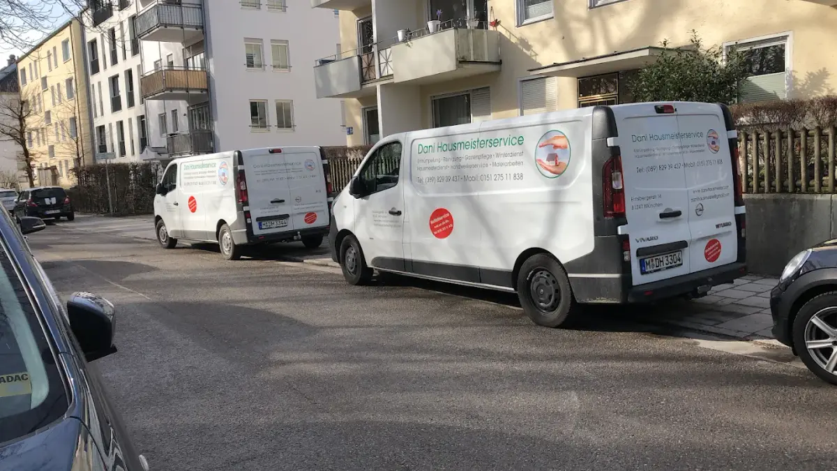 Fuhrpark der Dani GmbH – Transporter im Münchner Wohngebiet