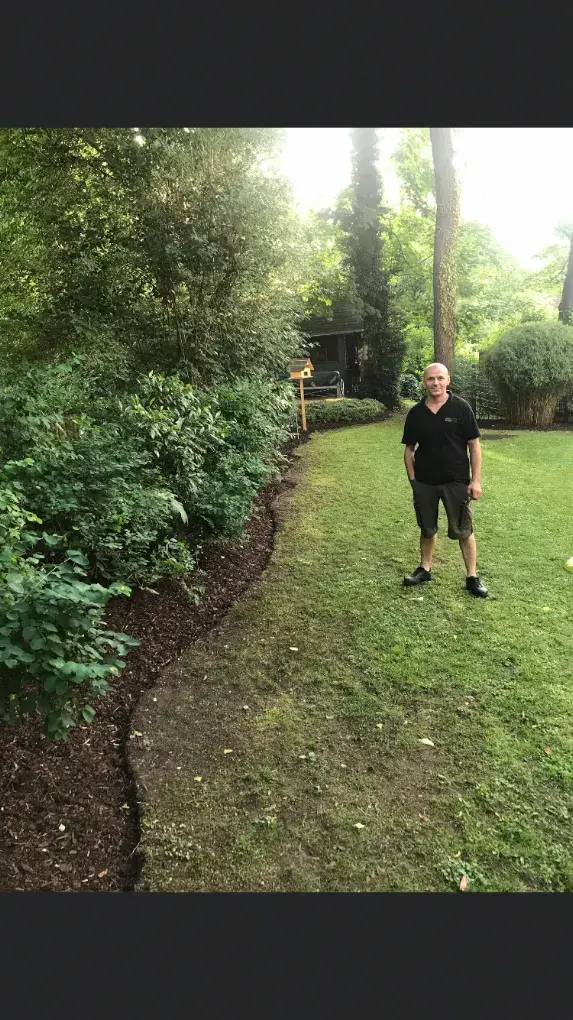 Mitarbeiter der Dani GmbH auf einer frisch gepflegten Gartenfläche