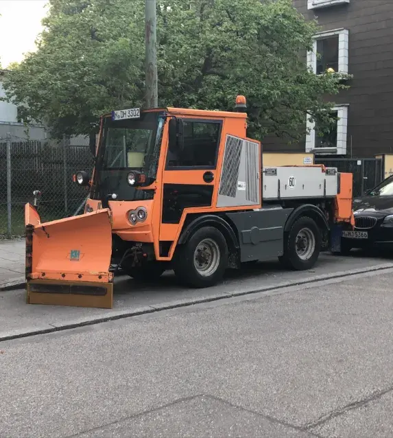 Kommunales Winterdienstfahrzeug mit Schneeschild