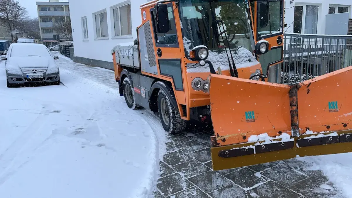 Winterdienst mit Räumfahrzeug und Schneepflug nach Schneefall